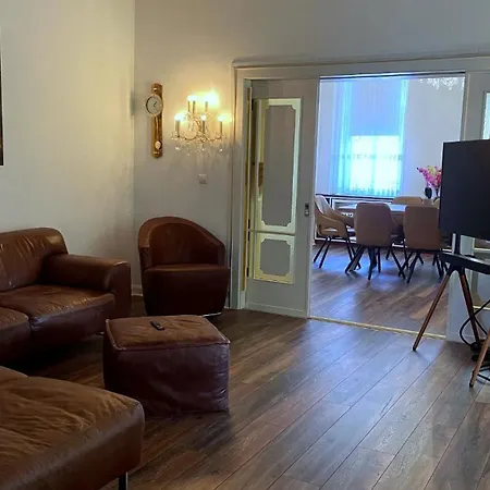 Grande Mit Whirlpool-badewanne Und 150 Qm Mitten Im Zentrum Apartment