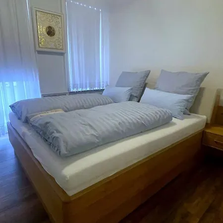 Apartment Grande Mit Whirlpool-badewanne Und 150 Qm Mitten Im Zentrum