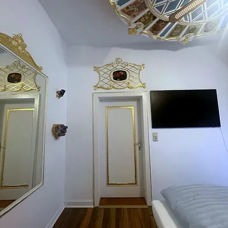 Grande Mit Whirlpool-badewanne Und 150 Qm Mitten Im Zentrum Appartement *