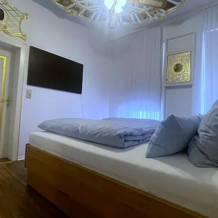 Grande Mit Whirlpool-badewanne Und 150 Qm Mitten Im Zentrum Apartment *