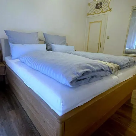 Grande Mit Whirlpool-badewanne Und 150 Qm Mitten Im Zentrum *