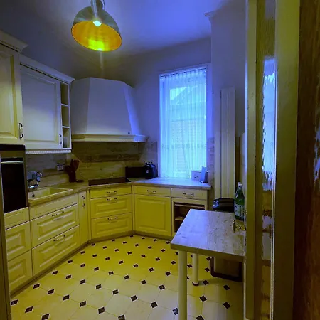 Apartment Grande Mit Whirlpool-badewanne Und 150 Qm Mitten Im Zentrum