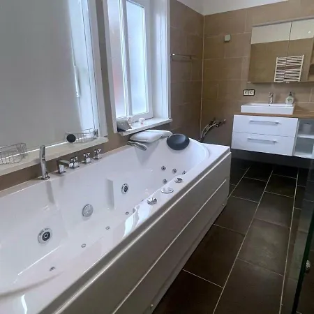 Grande Mit Whirlpool-badewanne Und 150 Qm Mitten Im Zentrum * Bad Harzburg