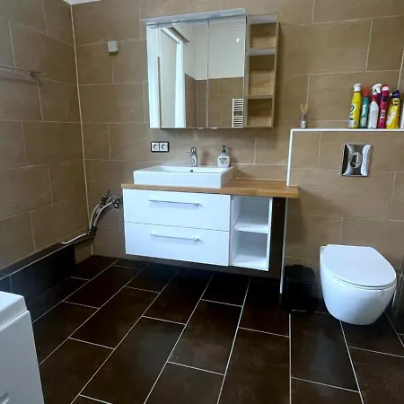 Grande Mit Whirlpool-badewanne Und 150 Qm Mitten Im Zentrum Apartment