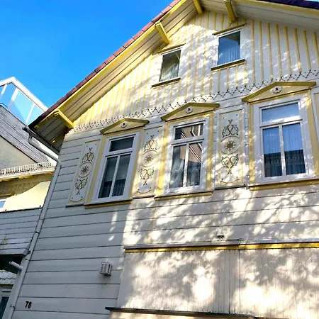 Apartment Grande Mit Whirlpool-badewanne Und 150 Qm Mitten Im Zentrum *